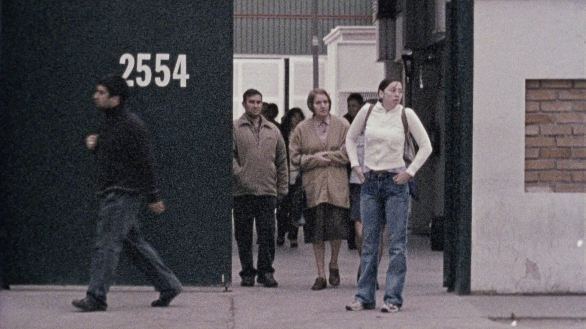 OBRERAS_SALIENDO_DE_LA_FABRICA_35mm_pos_col_son_op-mov_snapshot_08-35-375-1